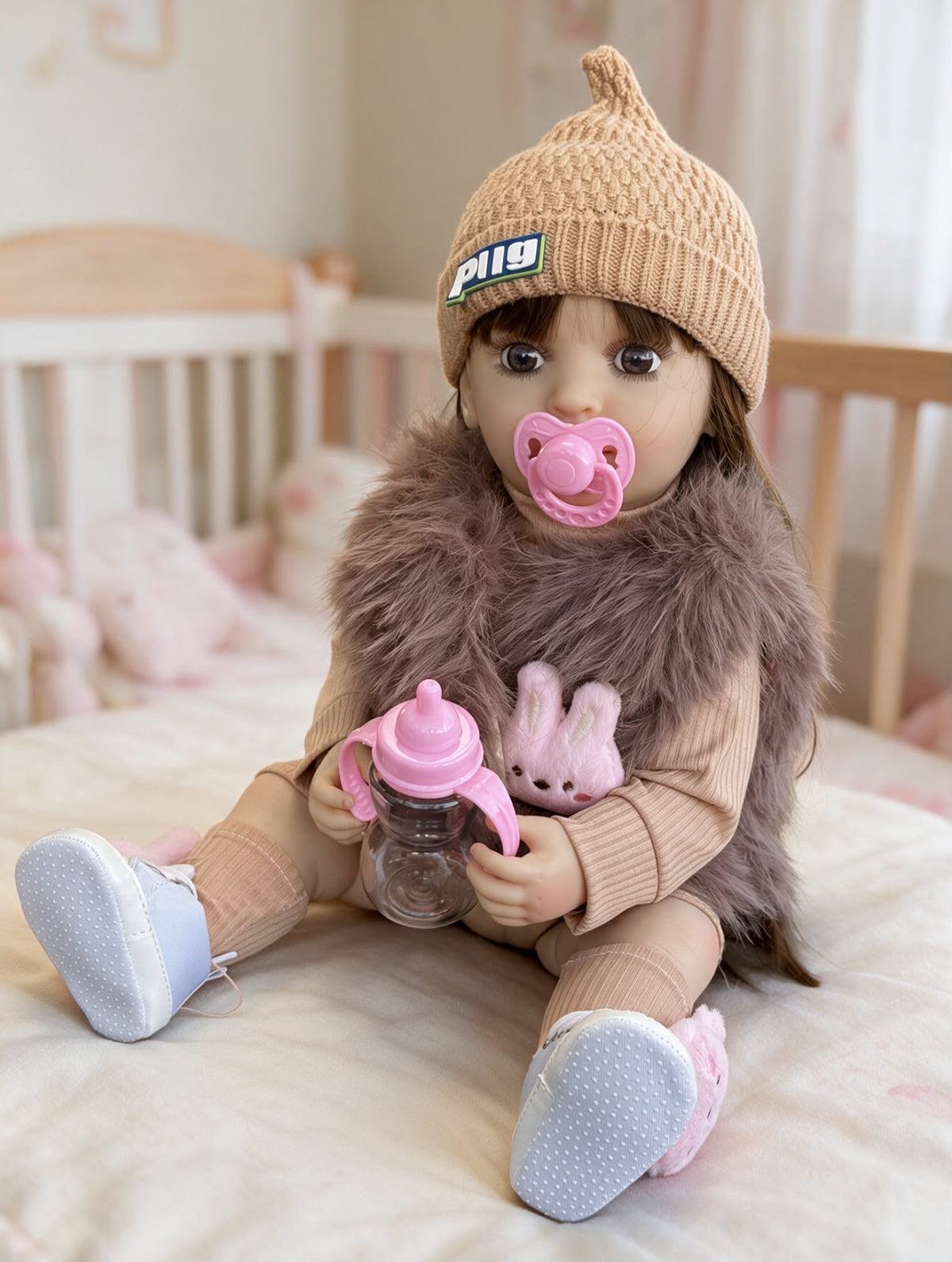 Muñeca real interactiva 1, modelo café en ambiente